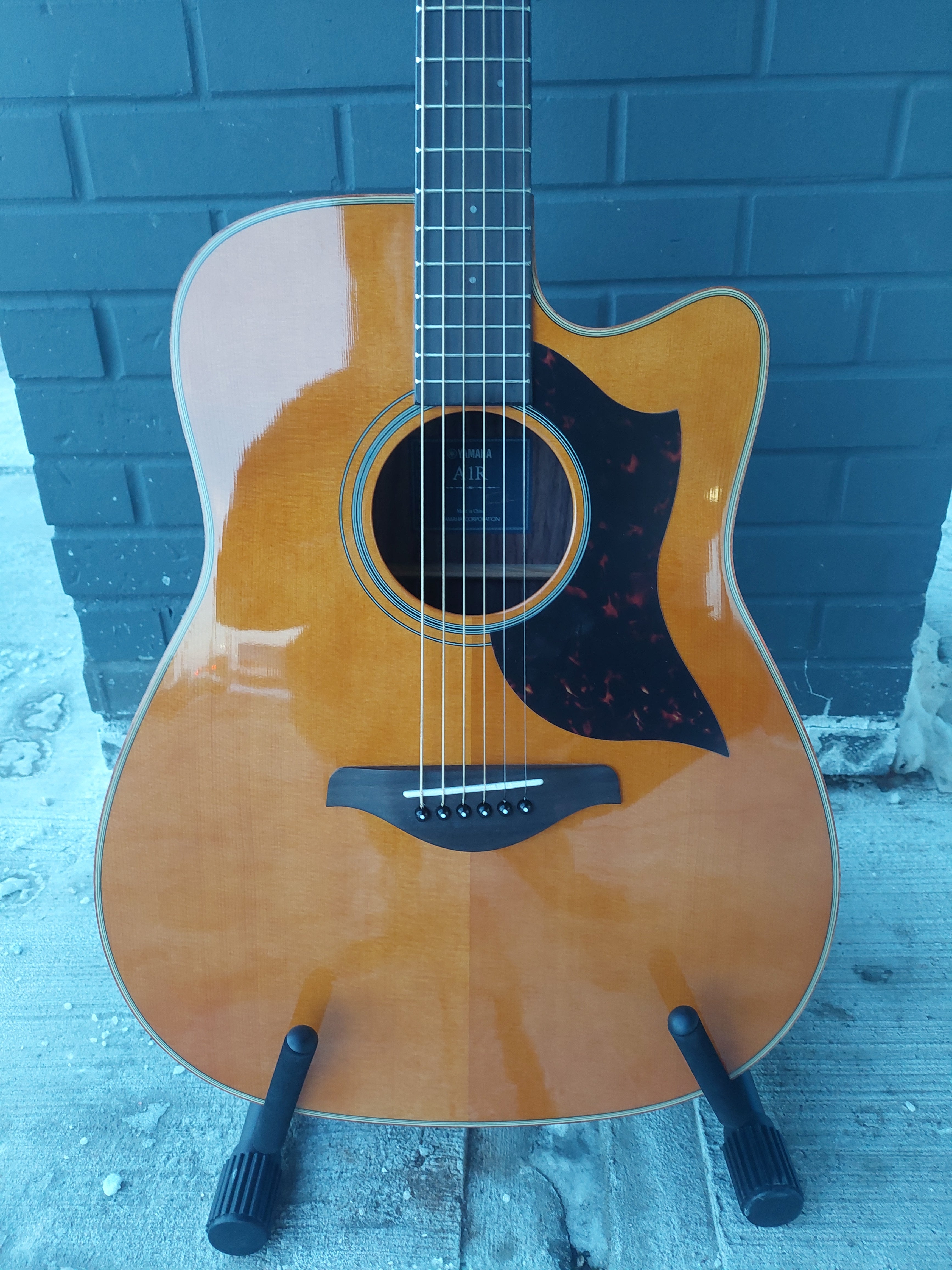 Yamaha a1r store guitar